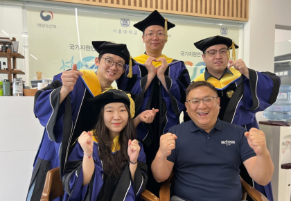 동문 > 2025학년도 후기 학위수여식 [김호상, 김범기, 박신영, 권인하 (이상 박사)] 사진